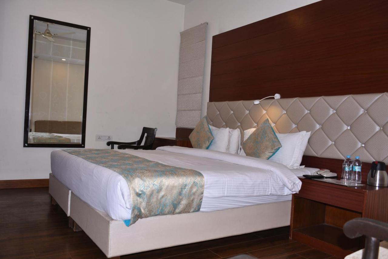 Hotel Meadows Varanasi Exterior photo
