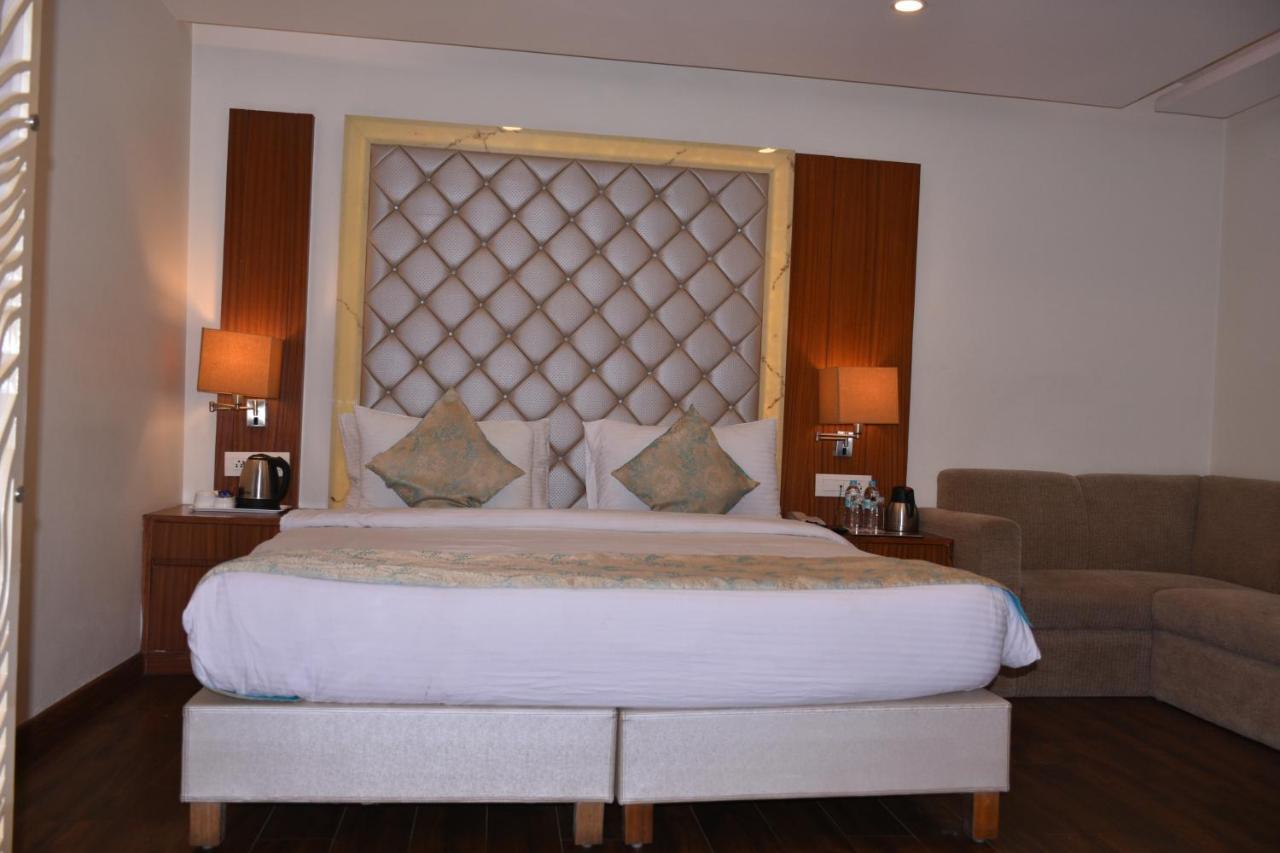 Hotel Meadows Varanasi Exterior photo