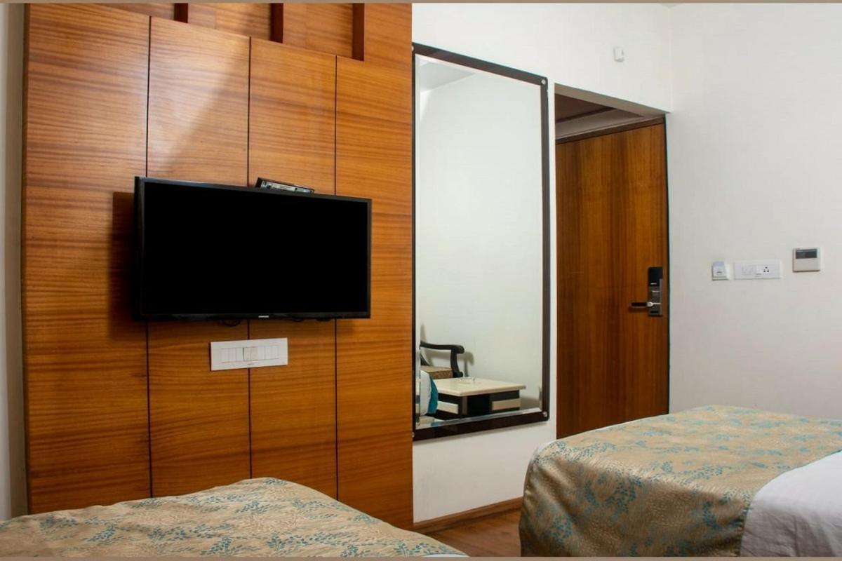 Hotel Meadows Varanasi Exterior photo