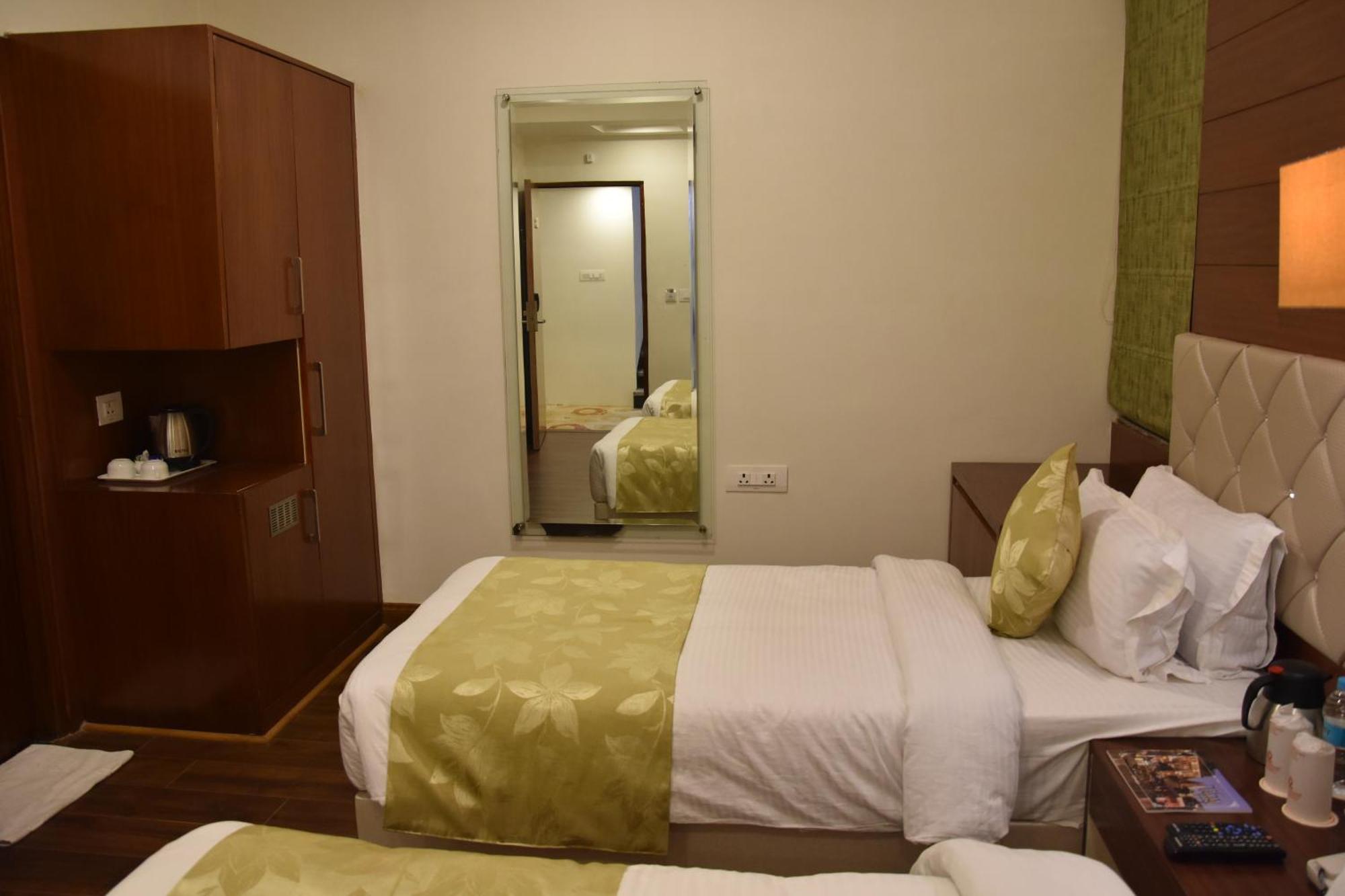 Hotel Meadows Varanasi Exterior photo
